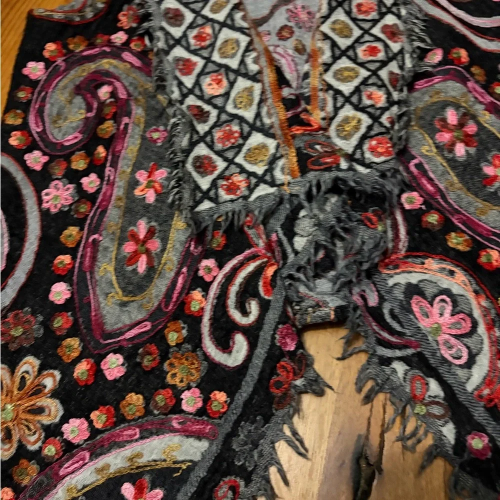 Any 100% Wool Colorful Embroidered Paisley & Floral Vest with Fringe, Size Small - Picture 3 of 7